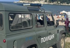 Част от централния плаж в Царево е отцепен заради сигнал