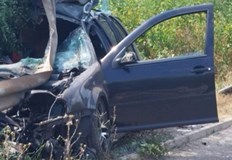 Колата им се е врязала в крайпътната мантинела която буквално