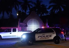 Служители на ФБР претърсват дома на бившия президент Доналд Тръмп