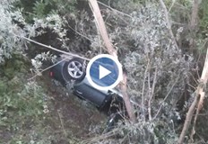 Пожарникари извадиха жив шофьор останал затиснат в колата си 17