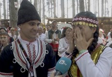 Забравени български традиции помогнаха на влюбенитеХиляди се събраха да почетат