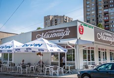 В новата сграда на Общински пазари вече работят още два магазина