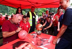 Стоичков предизвика голям интерес на Армейския следобед Носителят на Златната топка Христо Стоичков се