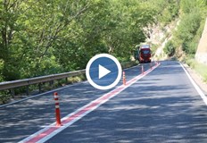 Колчета по средата на пътното плато в Кресненското дефиле бяха