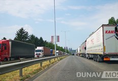 Камионите чакат на опашки всичко става много бавноВ Русе има много транспортни