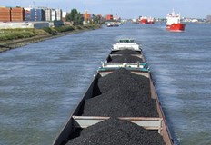 През април Европейският съюз обяви забрана за вноса на въглища