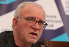 Никой не би могъл да влезе в халето където се