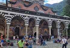 Хиляди миряни и туристи посетиха Рилския манастир за Голяма БогородицаВ