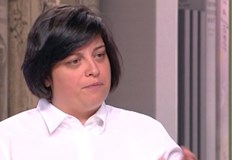 Според нея автомобилът който е спрял край пътя и в