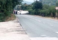 Автобус и цистерна се обърнаха на пътя след ботевградското село