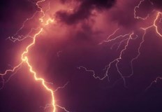 Двамата били ударени от мълния докато са чакали да спре