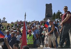 Хиляди изкачиха стъпалата към Паметника на СвободатаСтотици изкачиха историческия връх
