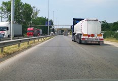 Продължава да има тирове които да изчакват преминаването на граничния