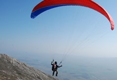 Парапланерист е контузен при падане на летателното устройство вчера в