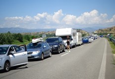 Чака се повече от часКилометрична опашка от коли се е