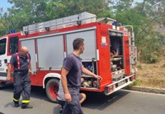 Пожар гори между сградите в кв Черно море в НесебърЗапалили