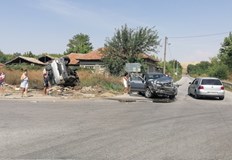 Двама тийнейджъри са пострадали при катастрофа в село Обединение община