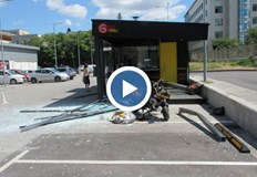 Джип прелетя през паркинг на хипермаркет в Русе и се вряза в