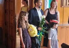 На летището в София пристигна 10 тона хуманитарна помощ за