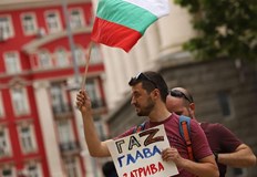 Сряда вечер под прозореца на президентството ще се проведат три