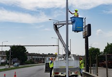 Ще бъдат почистени и подготвени за боядисване стълбовете по булевардите Тутракан  и  България Тази седмица започна ремонтът
