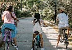 Купуването на скъпи вещи за децата е свързано с неувереността