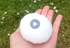 Малко дете почина след като беше ударено от огромен леден