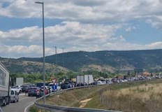 Стотици чакат в жегите за обработка на документиВ сезона на