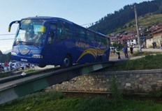 Автобус аварира на понтонен мост в КопривщицаИнцидентът е станал около