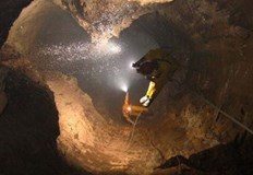 В продължение на няколко часа издирваха мъж пропаднал в пропаст