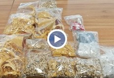 Шофьор е укрил в бельото си три плика със златни