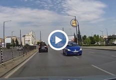 Пореден неадекватен шофьор създаде стресова ситуация на пътяЛек автомобил с