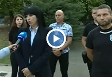 Близки и приятели на загиналите в Бургас полицаи продължават да