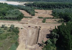 Съоръжението е в западната част на резервата следвайки контура на прилежащия бряг