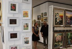 Безметежно лято необятен хоризонт слънце и усмихнати хора море и