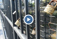 Влюбени окичват с катинарчета пасарелката на кея бившият Вит мостМостът