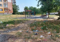 За поляна пълна с боклуци и остатъци от бурни тържества