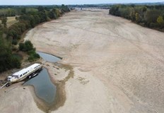 Горното течение на река Лоа̀ра във Франция почти пресъхнаСпадът на