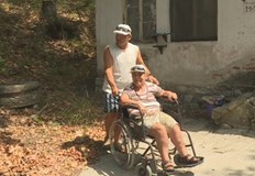Семейство с инвалиди от Сандански живее без ток и без
