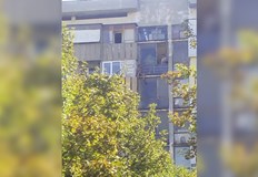 Полицаи преговаряха с мъж който опитваше да скочи от шестия