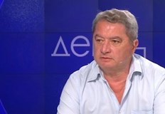 Полицейска кола която се опитва да спре автобус с мигранти