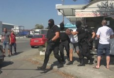 По неофициална информация поне петима са задържаните до моментаМащабна полицейска