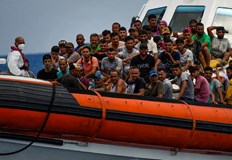 Германският спасителен кораб Сий ай 4 превозващ 87 мигранти се