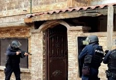Полицията задържа трима души барикадирали с имот в кварталаДвама души