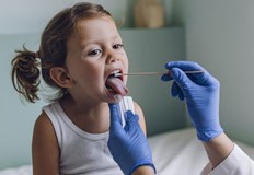 Вариантът на коронавируса обаче поразява еднакво активно и деца и