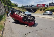 Лек автомобил Рено Меган се обърна по таван при катастрофа