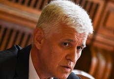 Димитър Стоянов забранява и продажбата на алкохол във всички столове