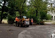 Днес 15 08 22г в 9 15 часа ПЕТ човека работници слагаха едно бетонно блокче