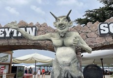 Разположен на около 600 км от България турският град Айвалък