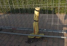 Инцидентът е станал на оживена улицаУличен стълб падна върху паркиранакола